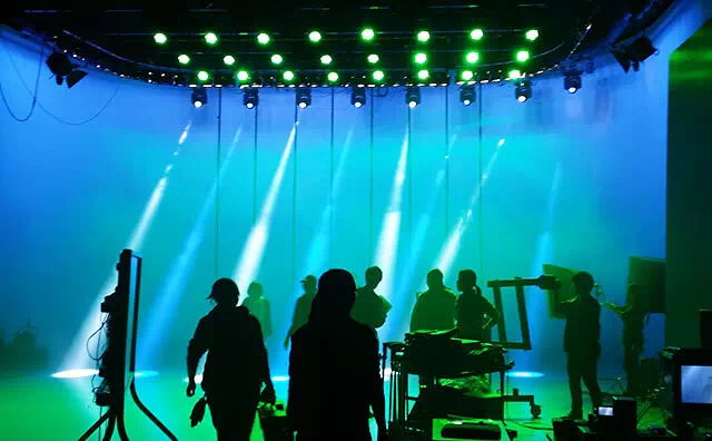 越後屋 浜町Aスタジオ にて-照明チェック中