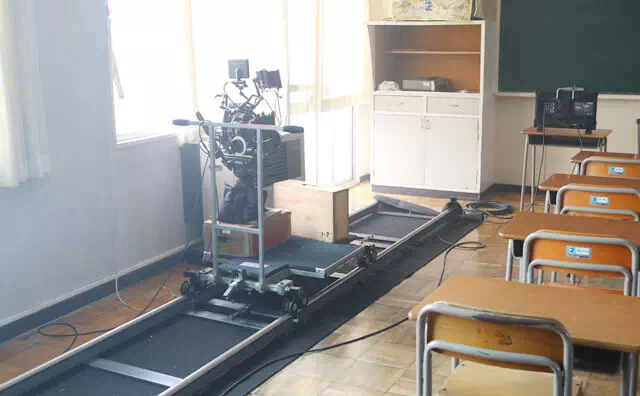 越後屋神立小学校スタジオにて-廊下での撮影風景