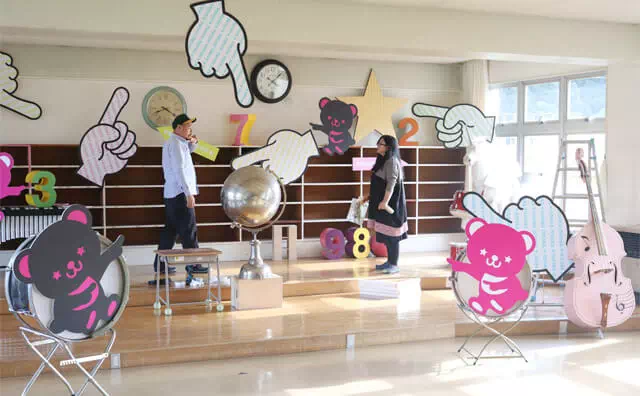 越後屋神立小学校スタジオにて-廊下での撮影風景