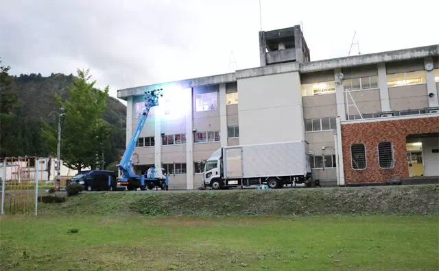 越後屋神立小学校スタジオにて-廊下での撮影風景