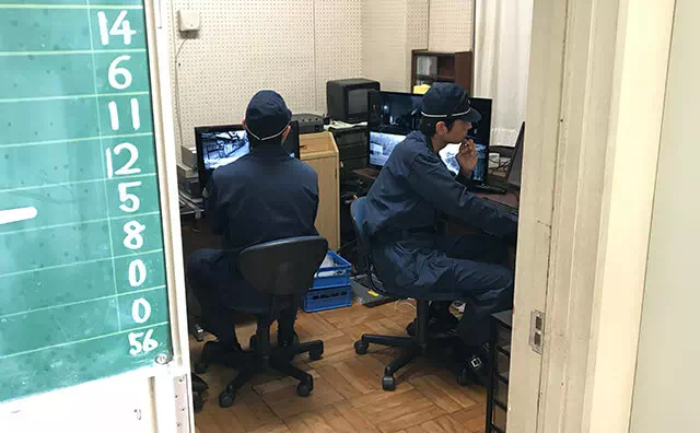 長南東小学校スタジオ 刑務官監視