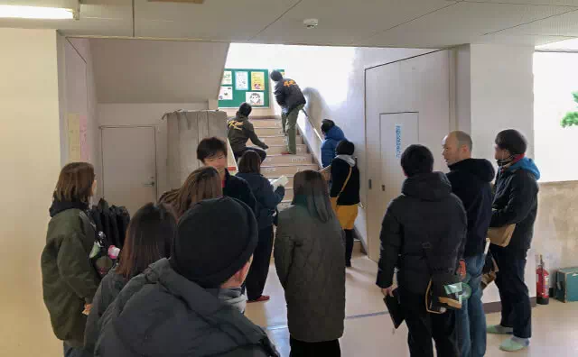金江津小学校スタジオ 階段