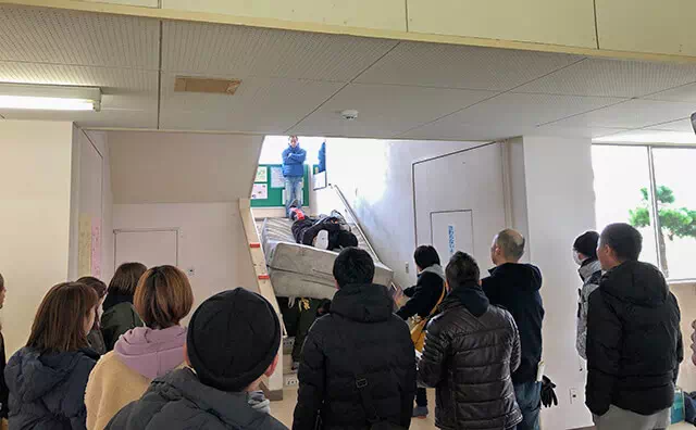 金江津小学校スタジオ 階段
