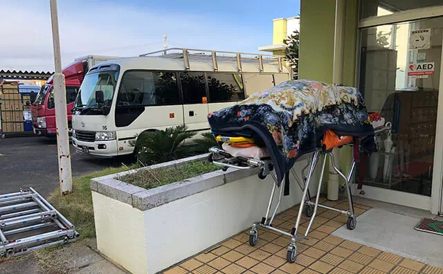 金江津小学校スタジオ 職員玄関前