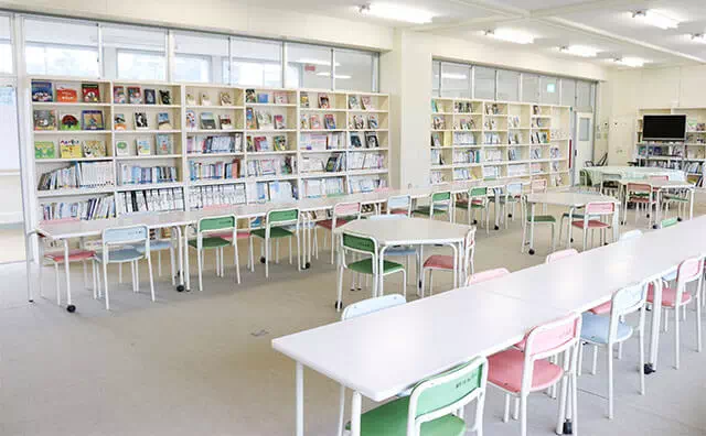 長南東小学校スタジオ 図書室