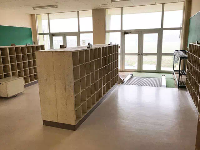 金江津小学校スタジオ 昇降口